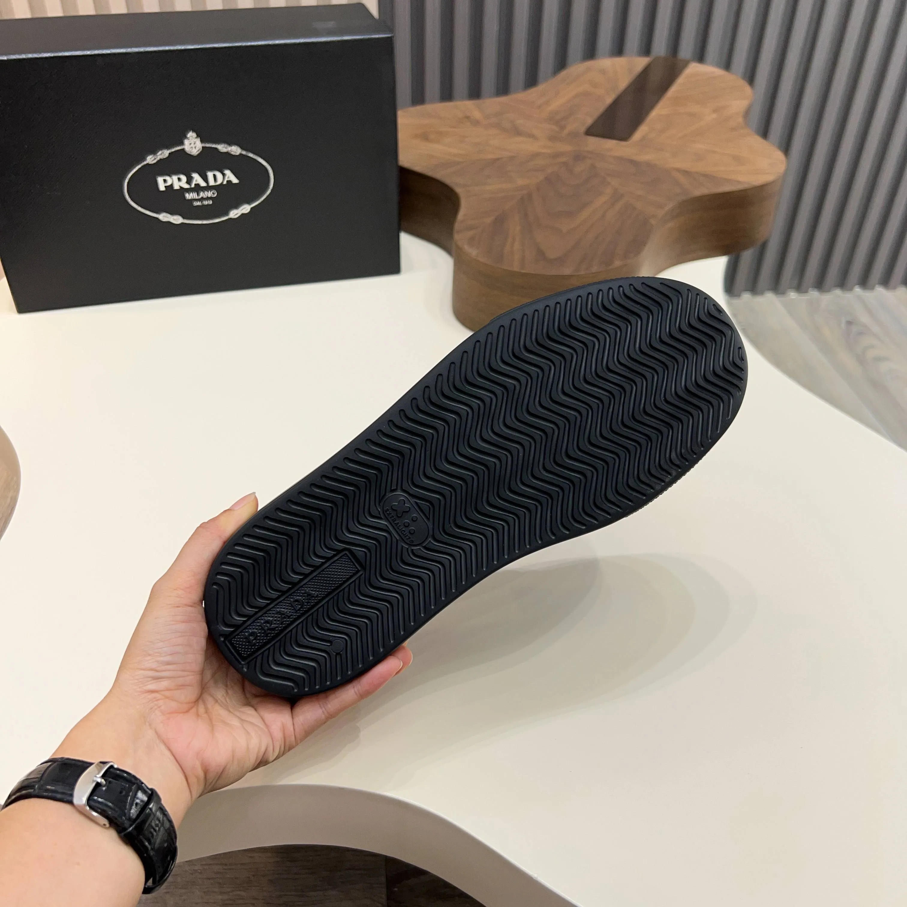 💰740 Thick-soled trendy brand (Prada) mainly promotes popular models, avant-garde and versatile fashionable men's shoes, private version molding, cowhide splicing 1:1 replica... fashionable, simple, elegant, more eye-catching and more classy, ​​it will subvert the old idea, a must-have for fashionistas who want to spend time with you! Must keep it! Tall and comfortable outsole, high-end quality workmanship. @ Code number: 39-44 38 45 can be ordered. Multiple colors are available.